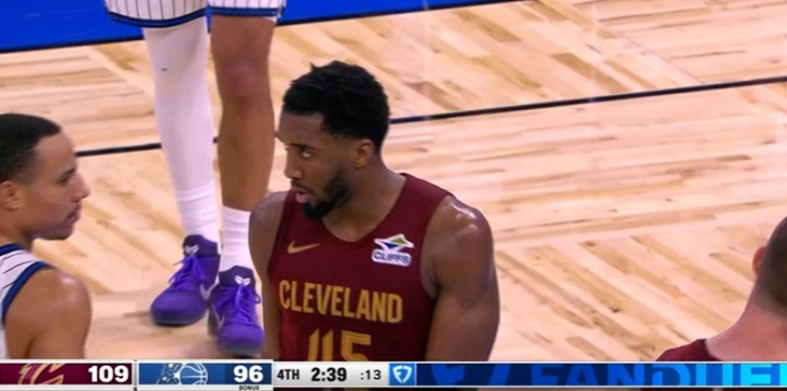 Bet365体育官网-⚡太韦德了！米切尔迷踪步把班凯罗晃得找不着北 替补席疯了